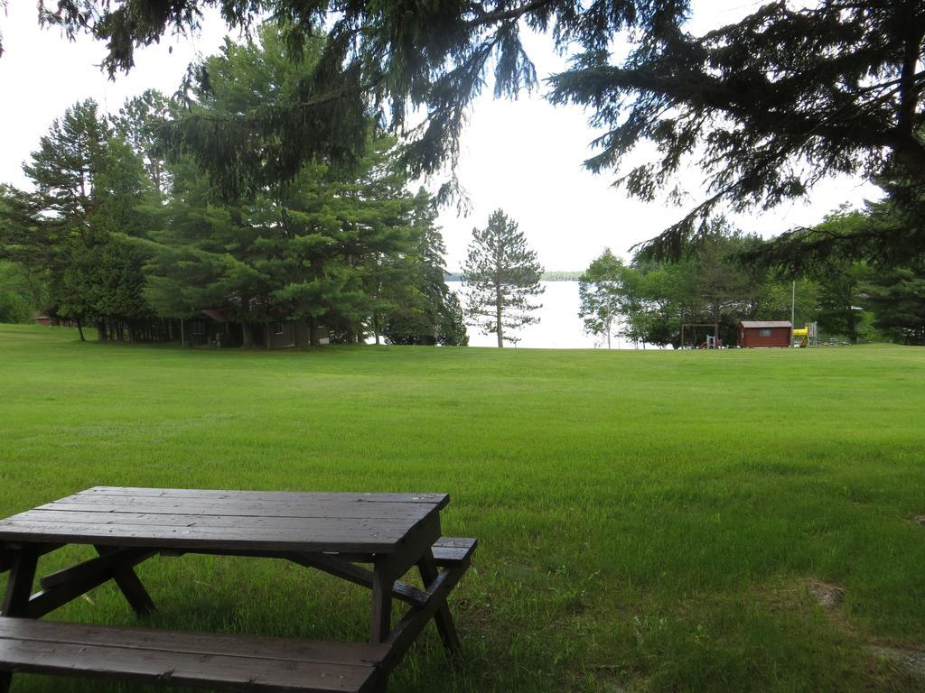 Bondi Village Cottage Resort Lake of Bays 외부 사진